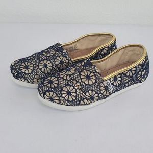 Toms Yth Girls Classic Crochet Slip On Navy Gold